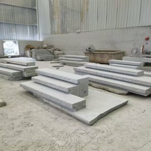 陇南 整石台阶（大面火烧+侧面自然面），出货前厂内拼装