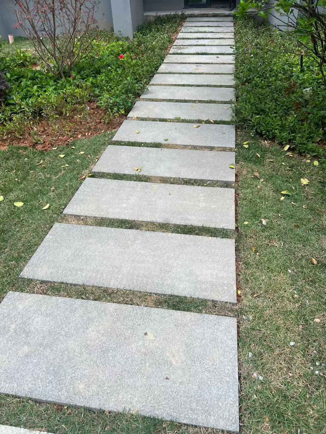陇南 芝麻黑小区踏步、汀步石铺装效果